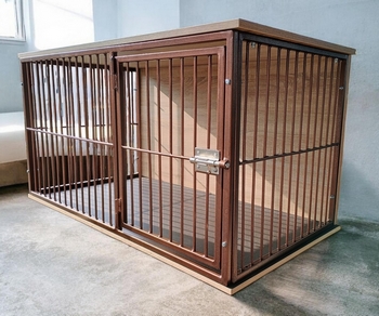 Designová psí klec do moderního interiéru.