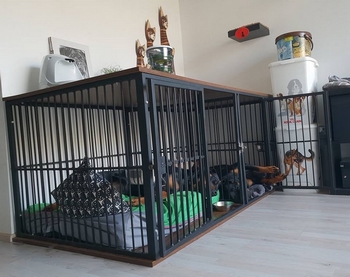 Zakázková interiérová psí klec z kovu a masivního dřeva